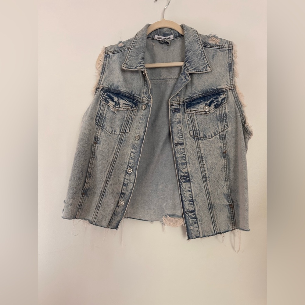 Elizabeth and James acid wash sleeveless denim jacket. Size: M.